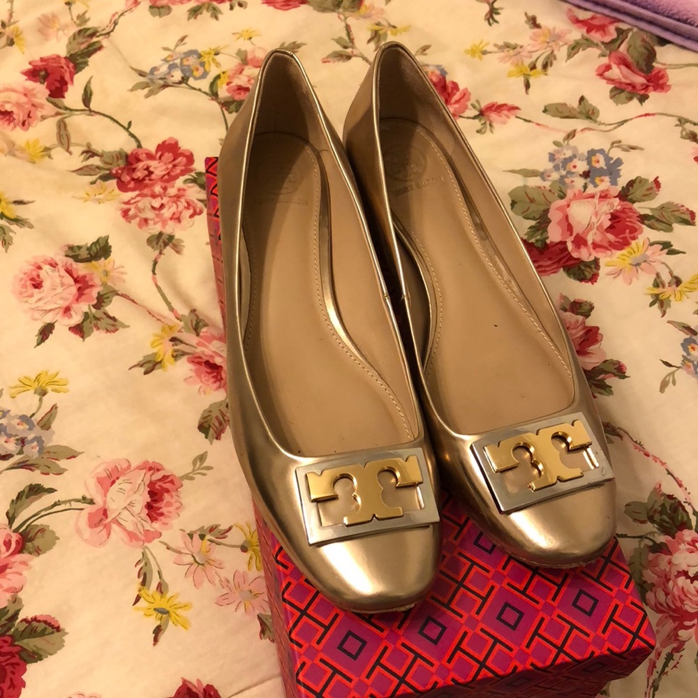 Gorgeous Tory Burch gold flats!